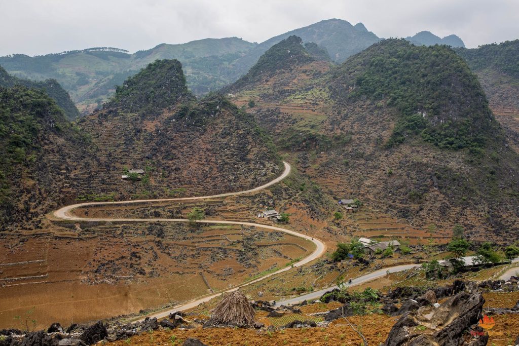 Route serpentant dans le plateau de Dong Van, Ha Giang, Vietnam