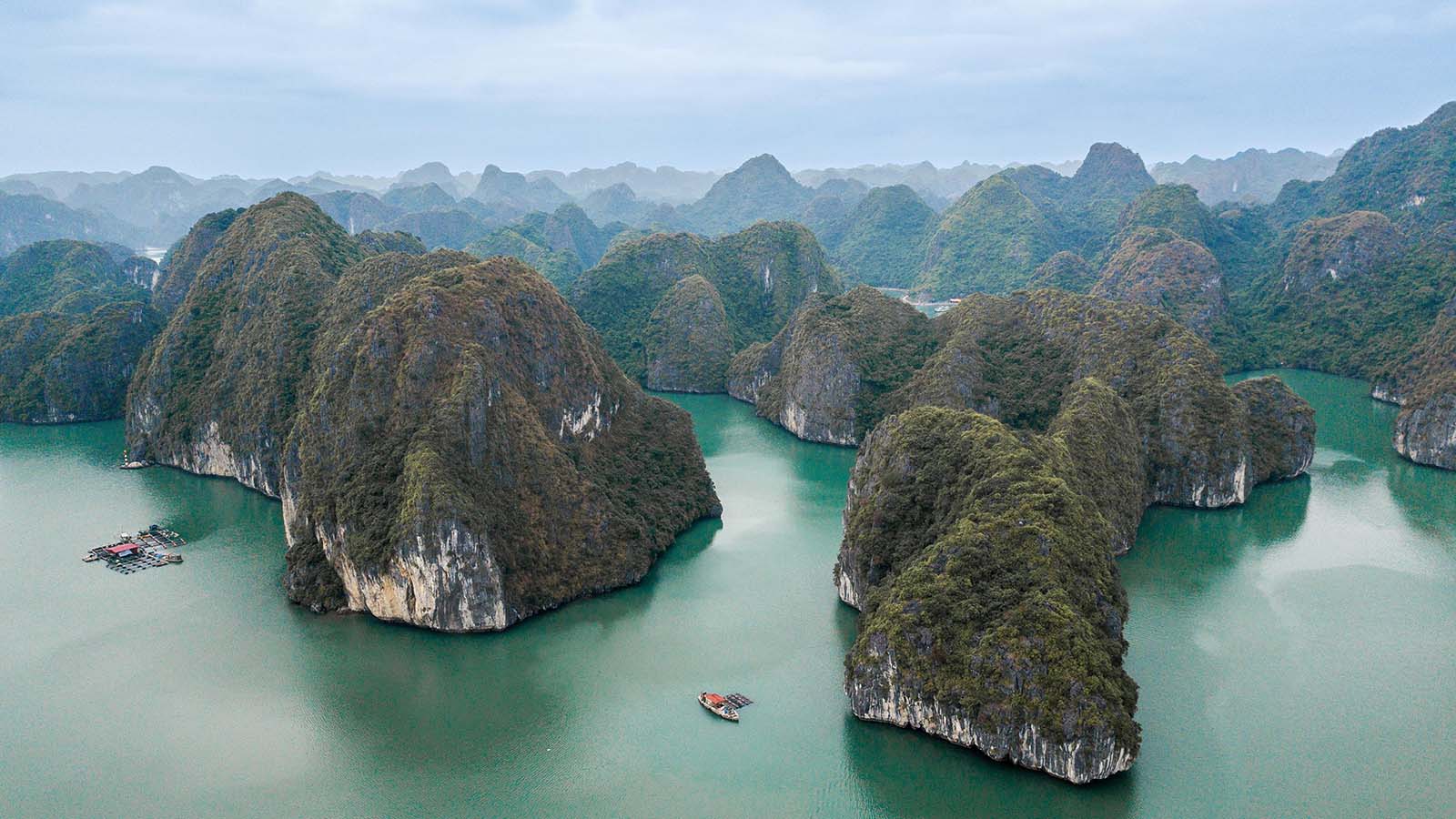 Vue aérienne de la Baie de Lan Ha, Baie d'Halong, Vietnam