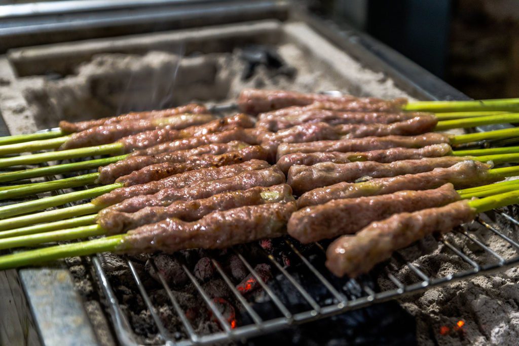 Nem Lui, brochettes de porc cuisinées avec de la citronnelle, Hue, Vietnam