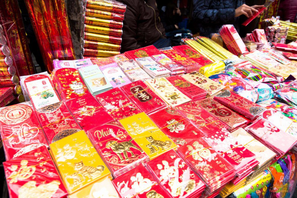 Enveloppes rouges en vente dans la rue Hang Ma à Hanoi, Vietnam