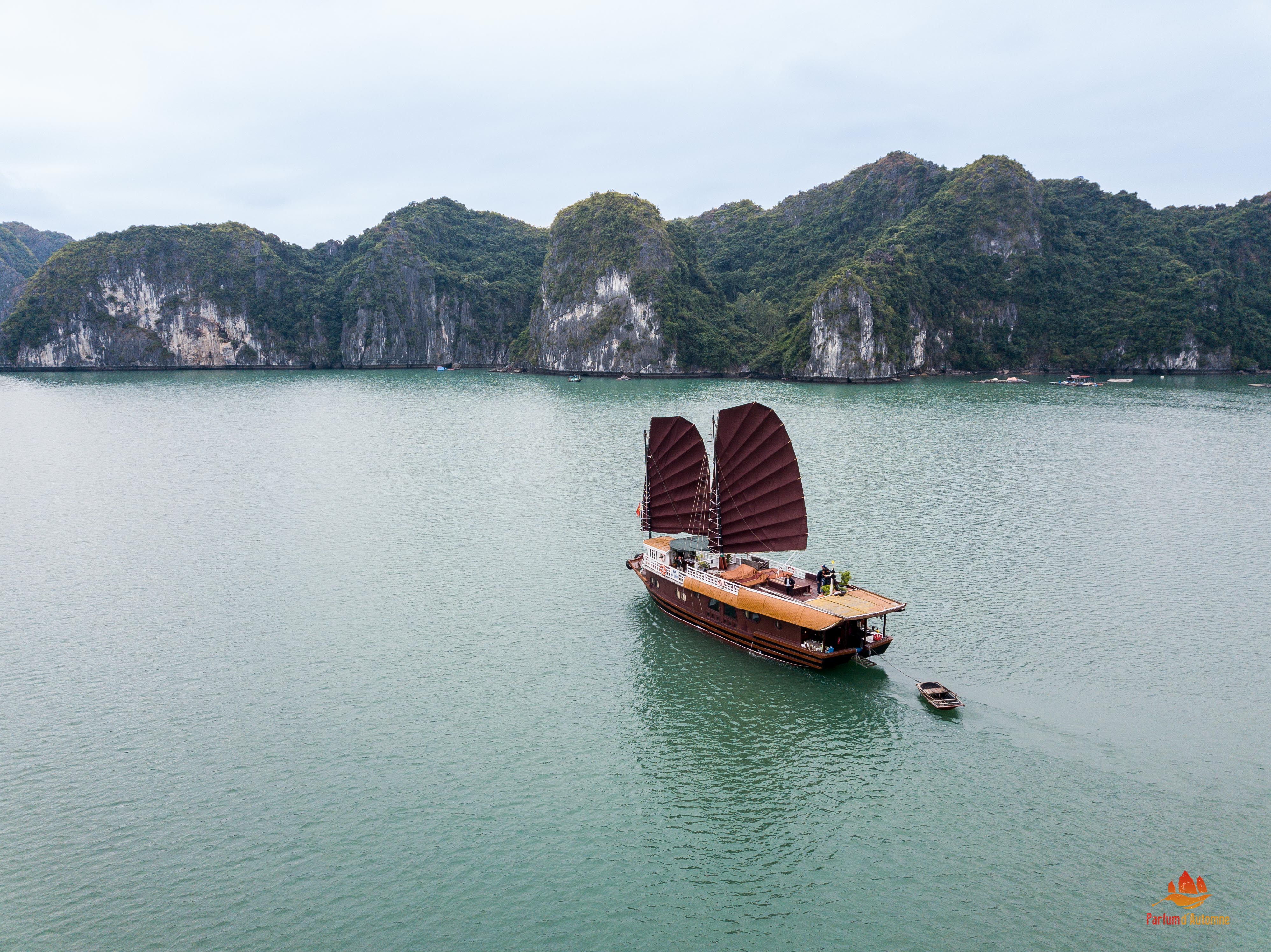 Jonque Quatre Saisons vue du ciel, Baie d'Halong, Vietnam