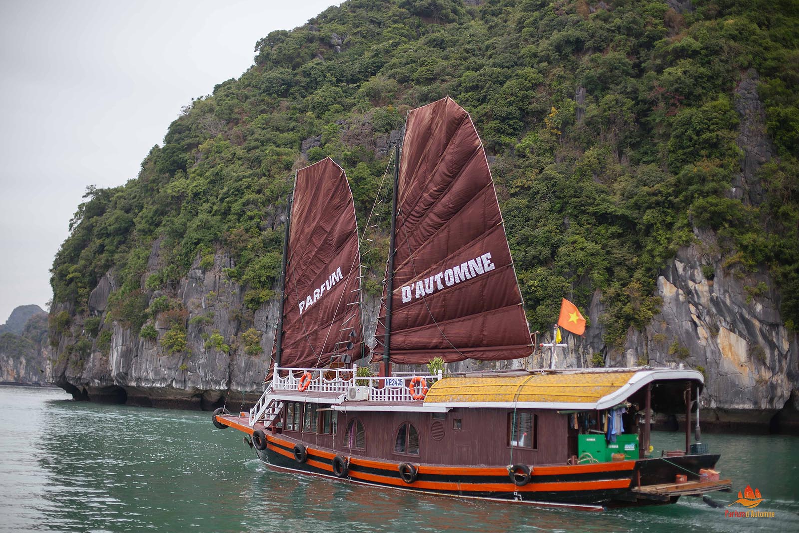 Jonque Majonq vue de l'extérieur, Baie d'Halong, Vietnam
