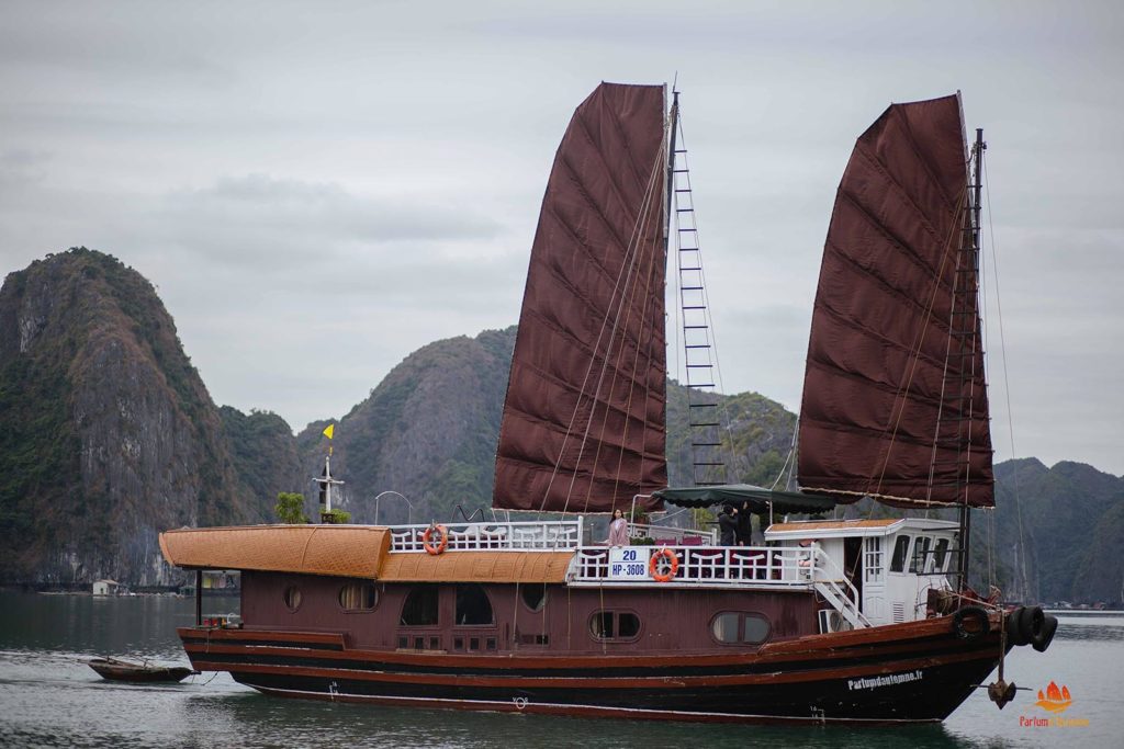 La jonque Quatre Saisons vue de l'extérieur, Baie d'Halong, Vietnam