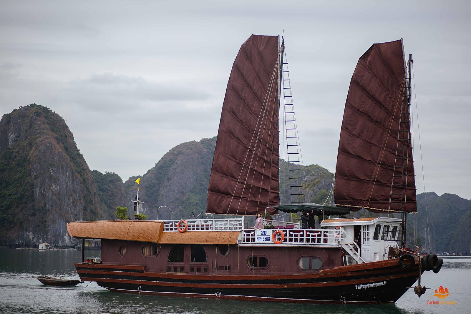 La jonque Quatre Saisons vue de l'extérieur, Baie d'Halong, Vietnam