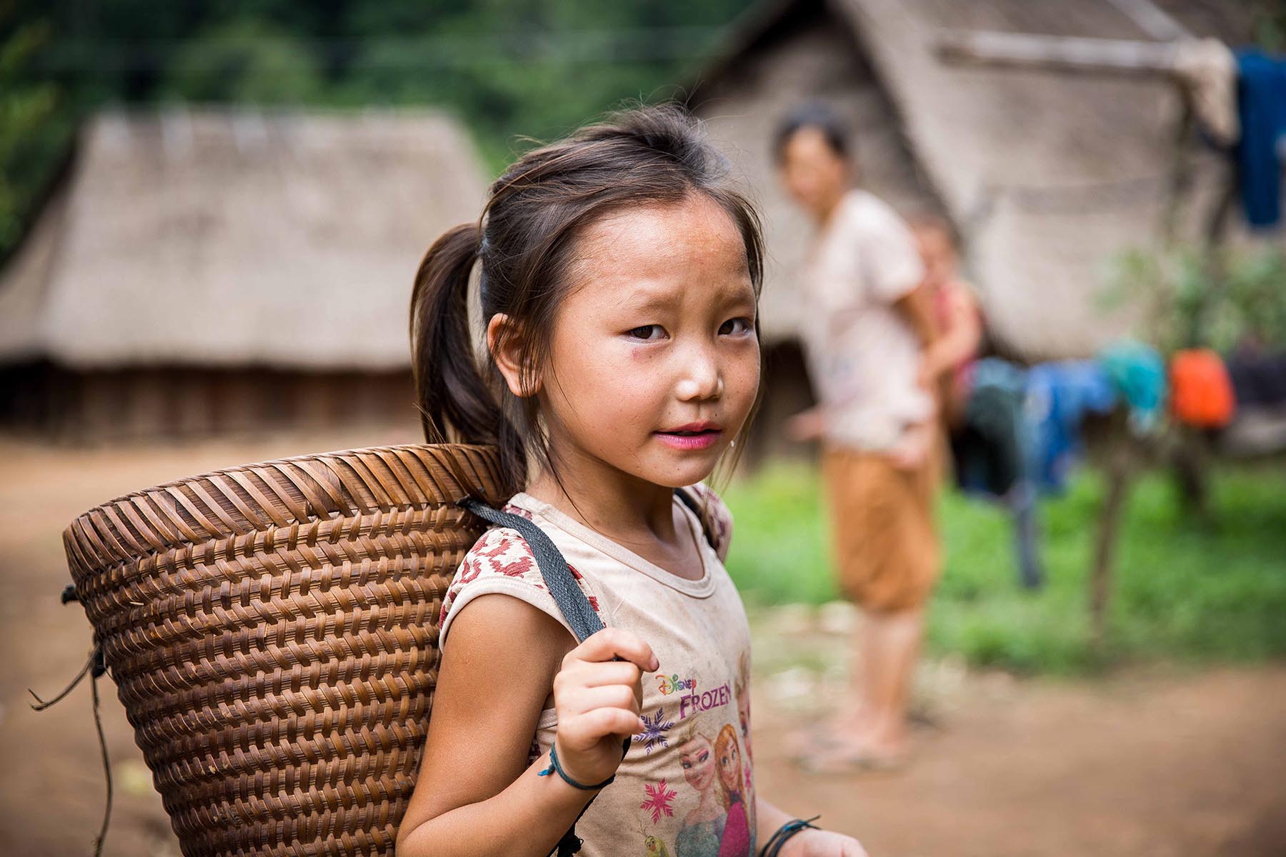 Petit fille dans un village du Nord Laos