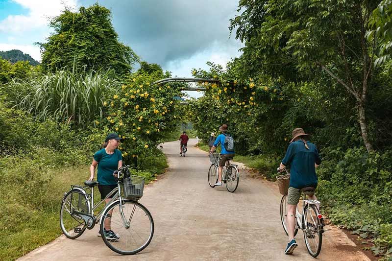 Vélo sur le chemin du village de Viet Hai, Ile de Cat Ba, Vietnam