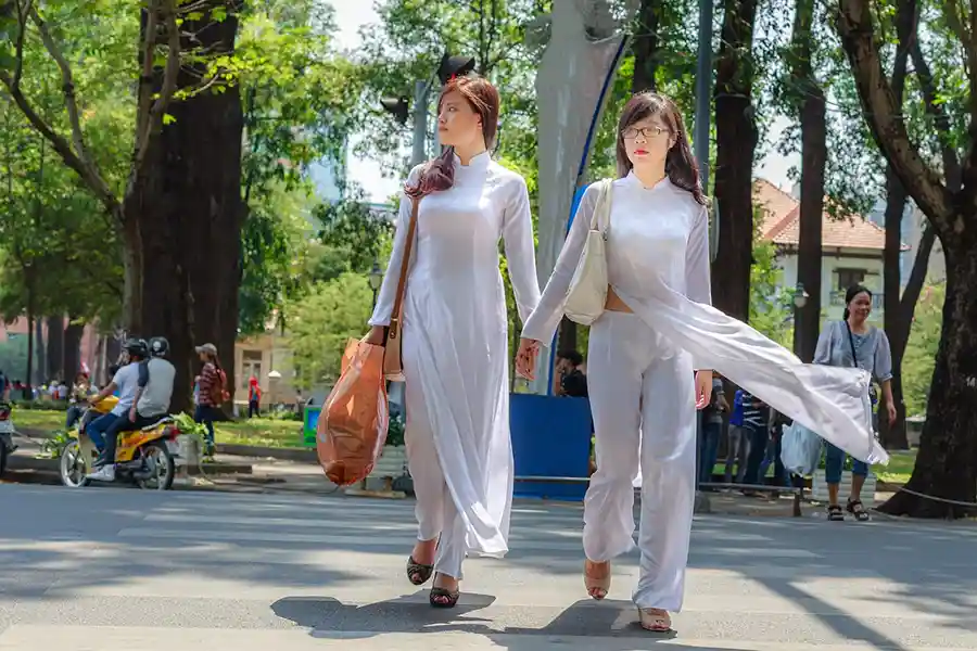 Jeunes filles portant l'ao dai en soie vietnamien