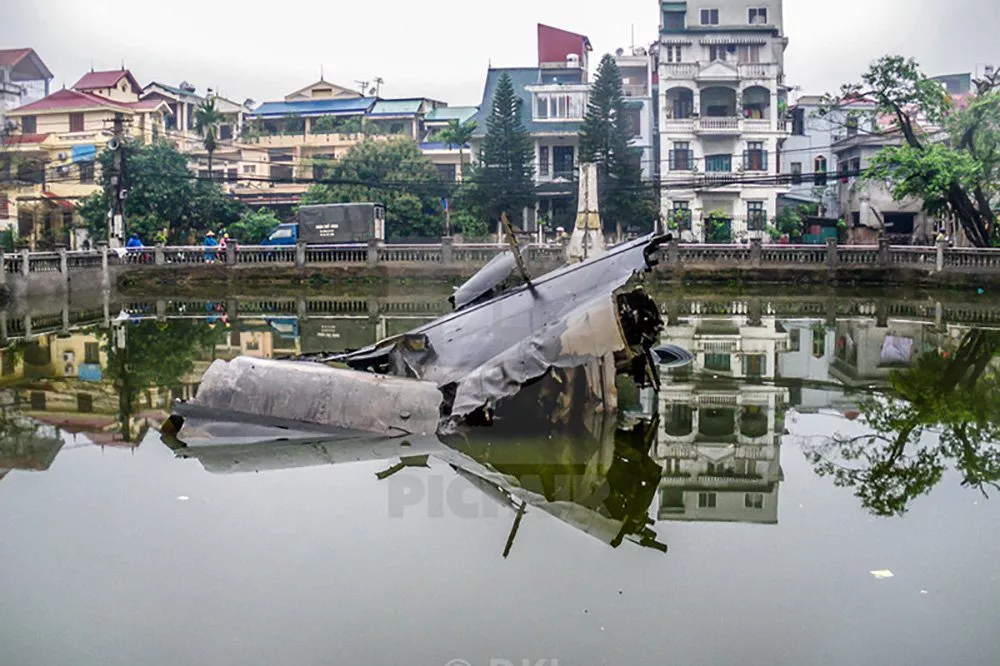 Les débris d'un B52 dans un lac d'Hanoi