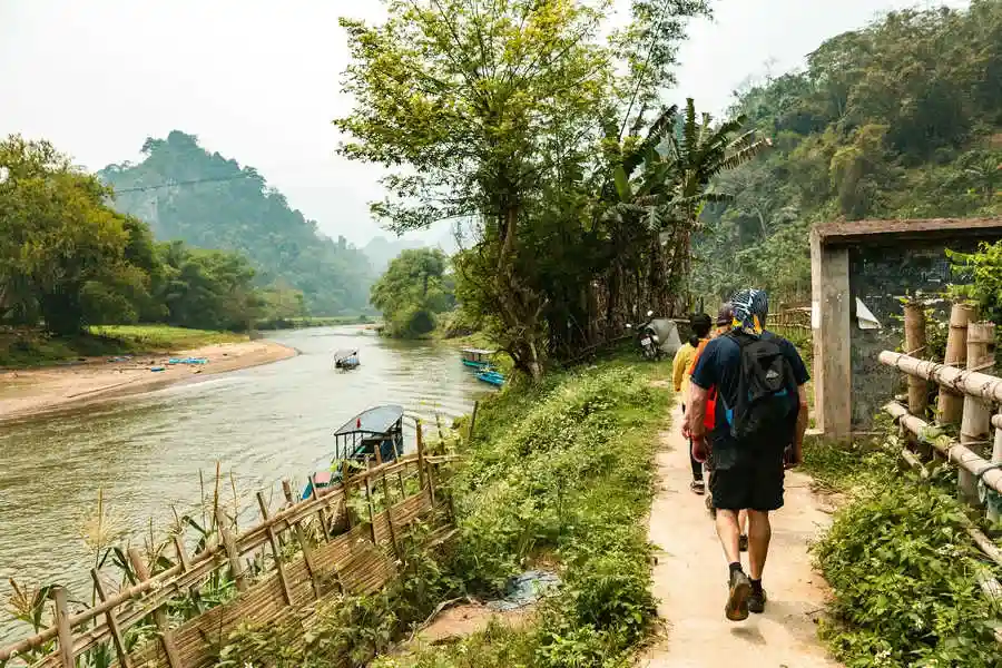 Randonnée sur les abords du lac Ba Be, parc National Ba Be, Vietnam
