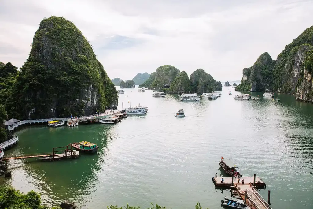 Baie d'Halong depuis l'entrée de la grotte des surprises