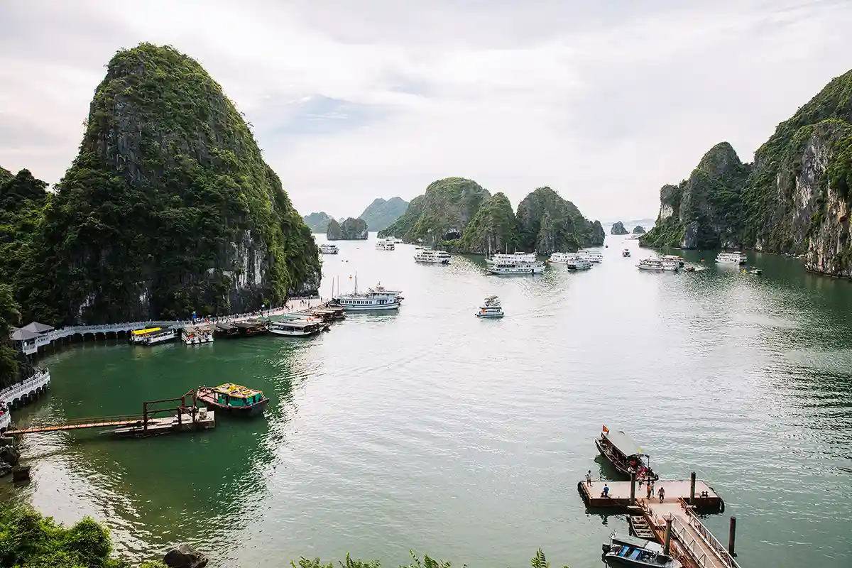 Baie d'Halong depuis l'entrée de la grotte des surprises