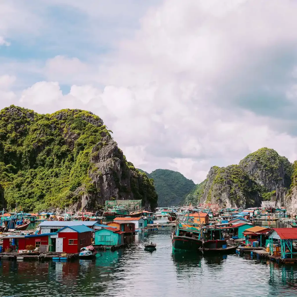 Village de pêcheurs et baie de Lan Ha, Cat Ba, Vietnam