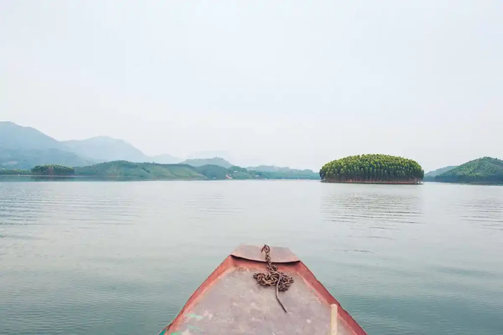 Barque sur le lac Thac Ba