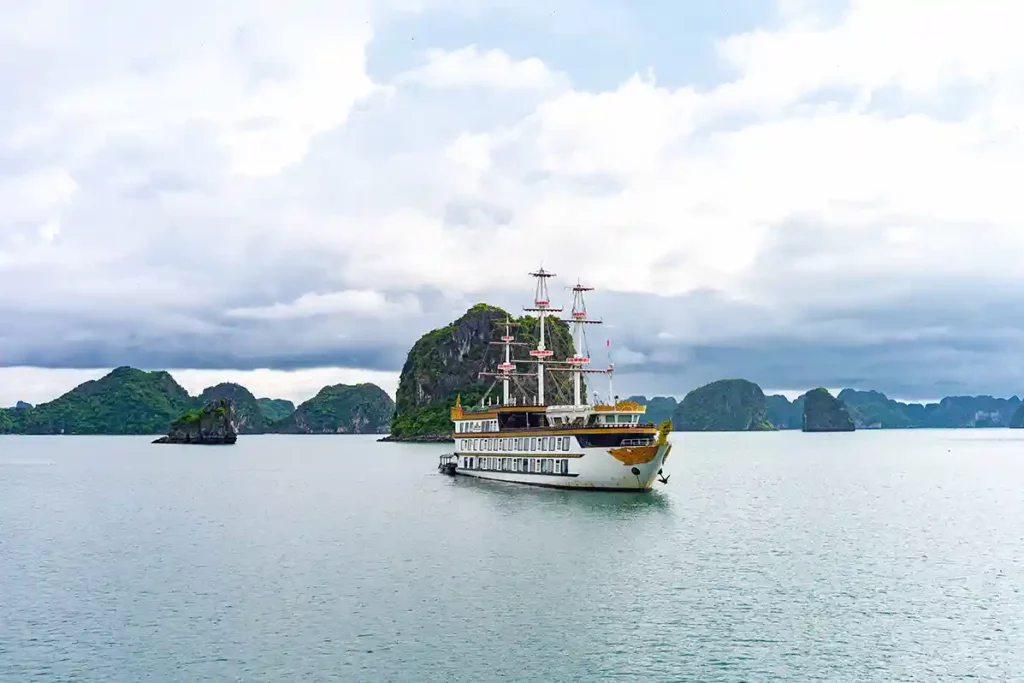 Bateau Dragon Legend en baie de Bai Tu Long