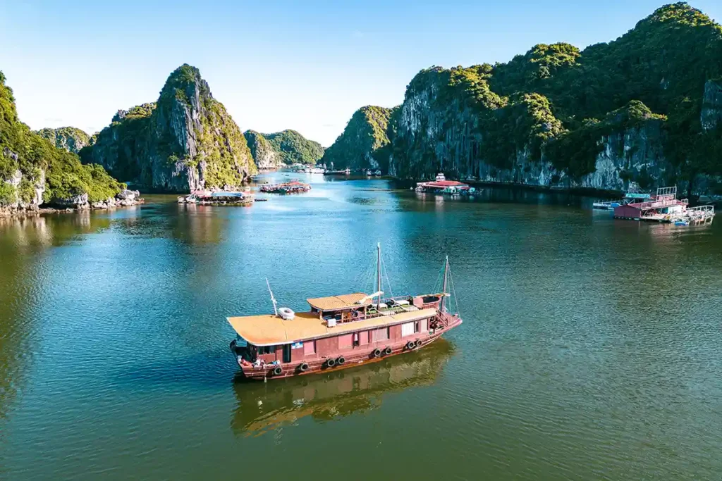 Bateau Romance dans la baie de Lan Ha