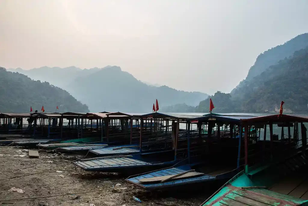 Bateau pour faire une balade sur le lac Ba Be