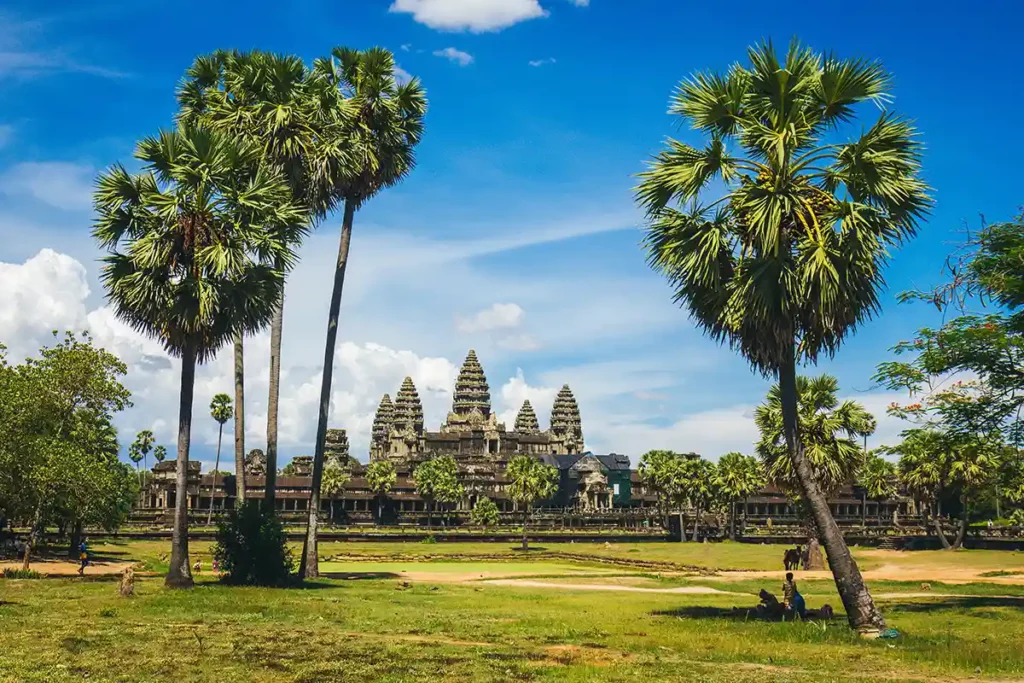 Campagne avec au loin Angkor Wat