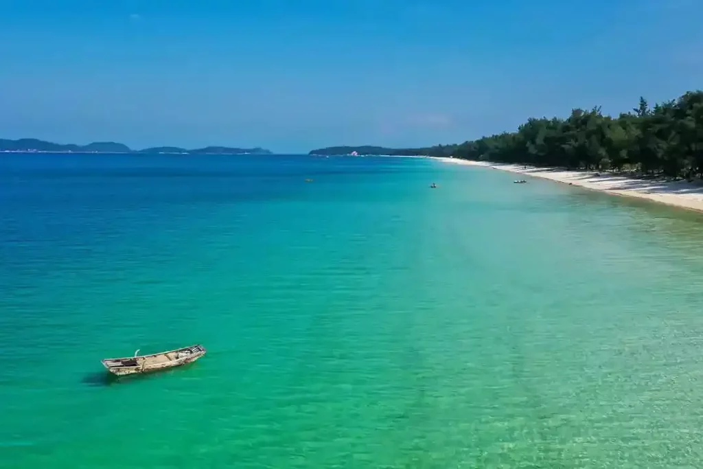 Plage sur l'île de Co To au nord Vietnam