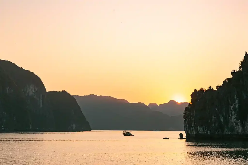 Coucher de soleil sur la baie d'Halong