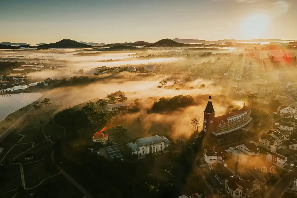 Dalat au lever du soleil vue du ciel