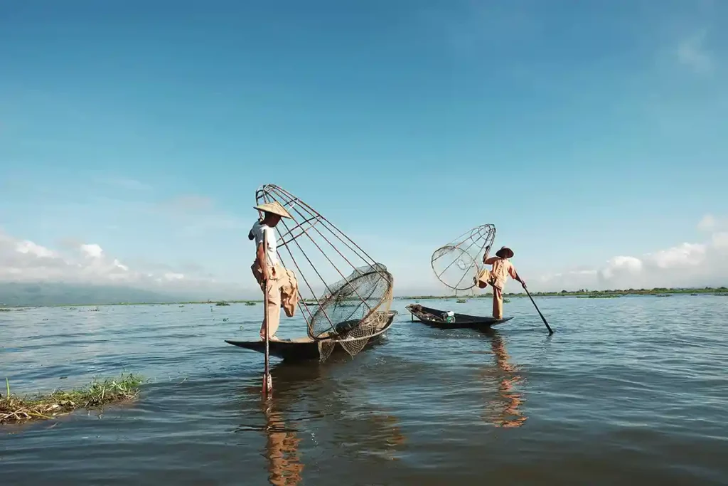 Deux pêcheurs au Lac Inle, Birmanie