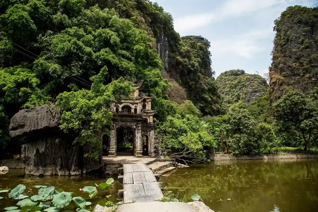 Entrée de la pagode Bich Dong, Ninh Binh