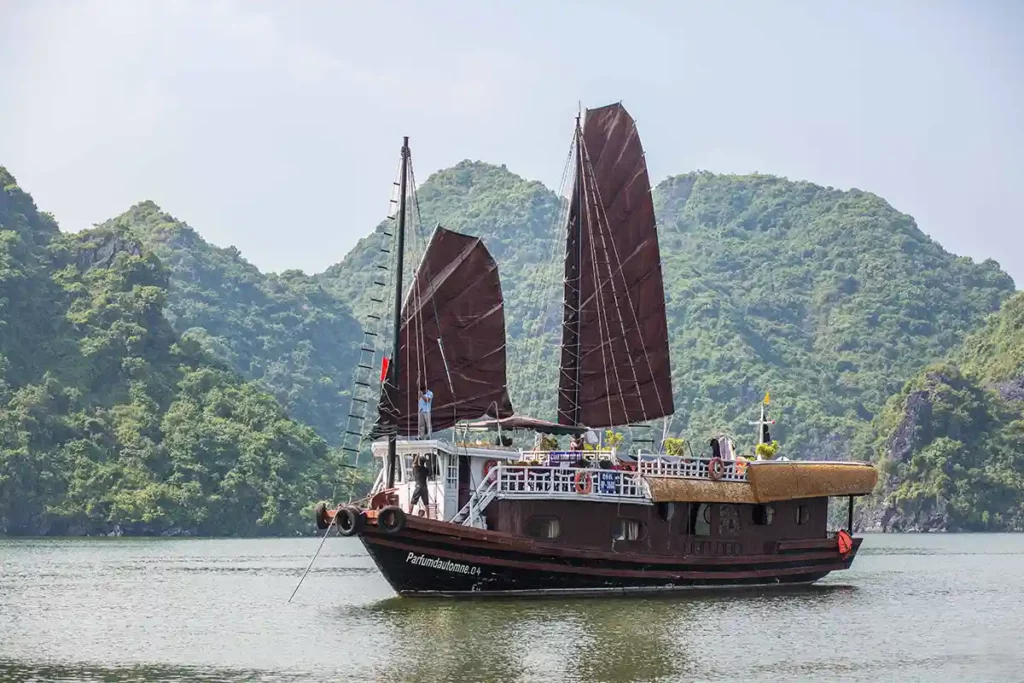 Extérieur de la jonque Quatre Saisons en baie de Lan Ha