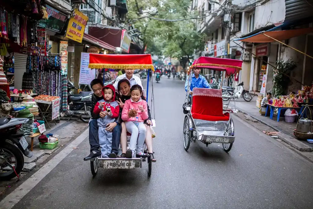 Famille en cyclo dans Hanoi