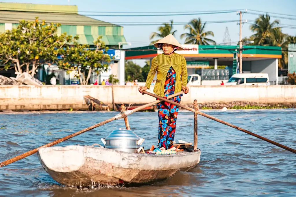 Femme au marché flottant de Can Tho