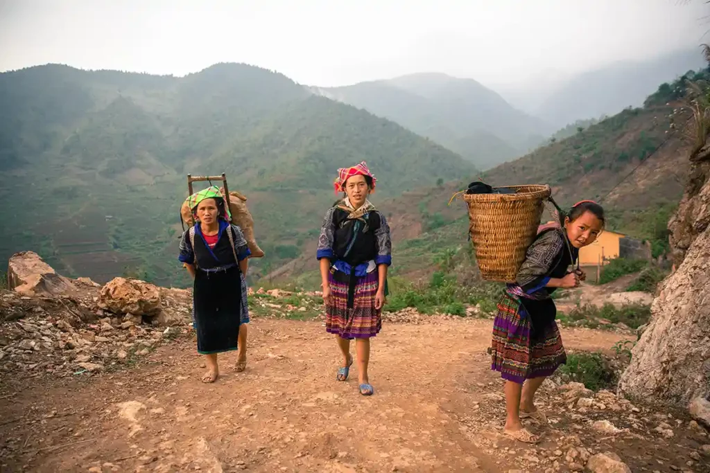 Femmes Hmong revenant des champs, Mu Cang Chai