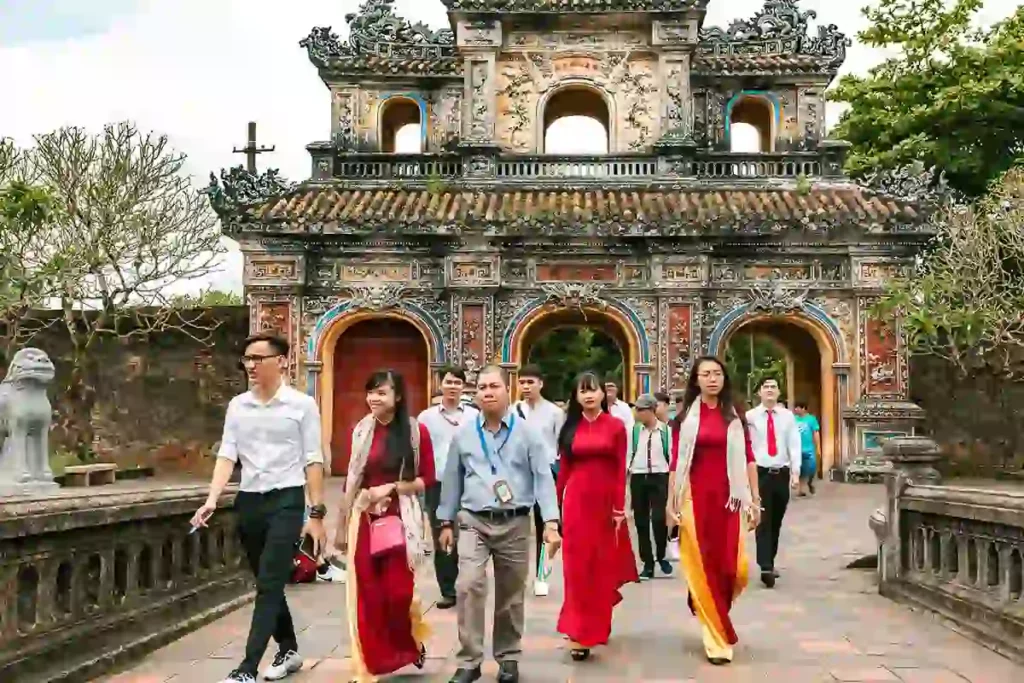Femmes en Ao Dai devant la citadelle de Hue