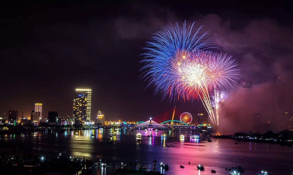 Feu d'artifice sur la ville de Danang au Vietnam