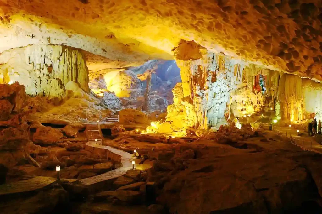 Grotte Thien Canh Son en Baie de Bai Tu Long