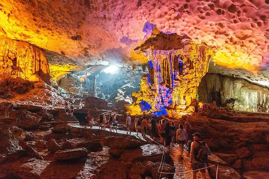Grotte baie d'Halong Vietnam