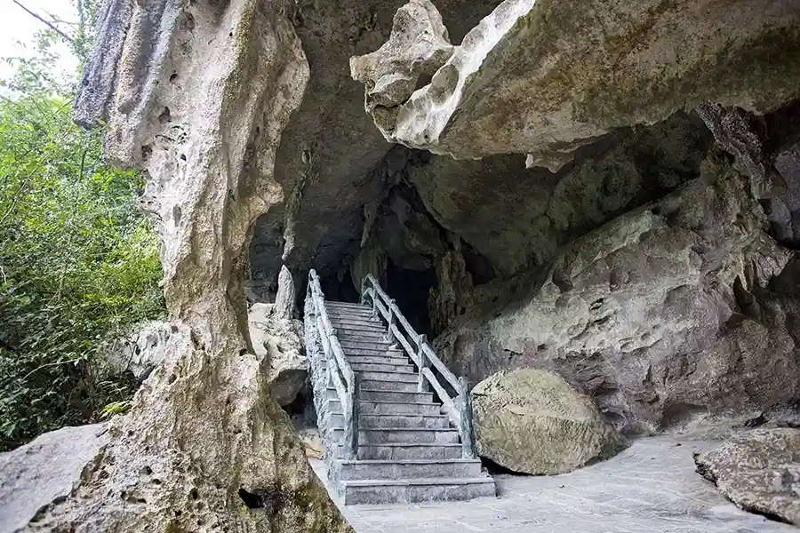 Entrée grotte Cat Ba