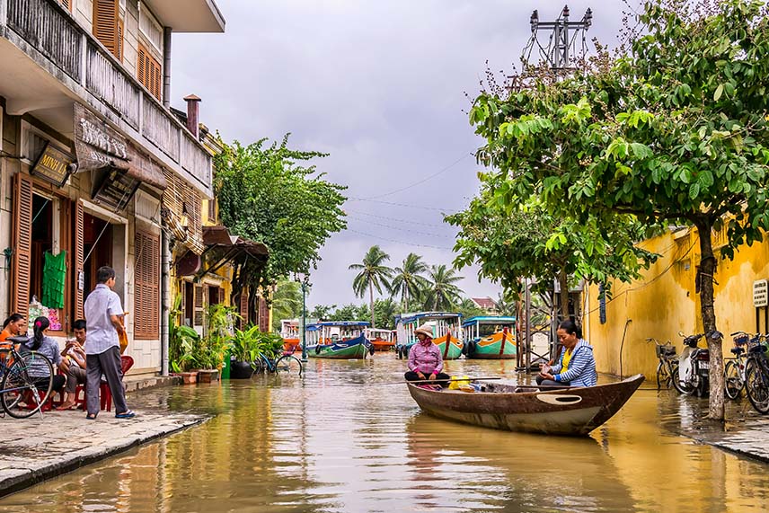 Barque dans Hoi An à la saison des pluies