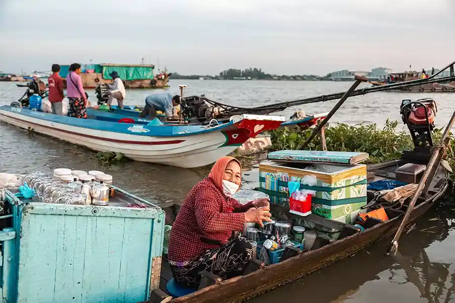 Marchande sur le marché flottant de Long Xuyen