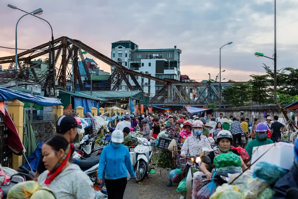 Marché de nuit de Long Bien à Hanoi