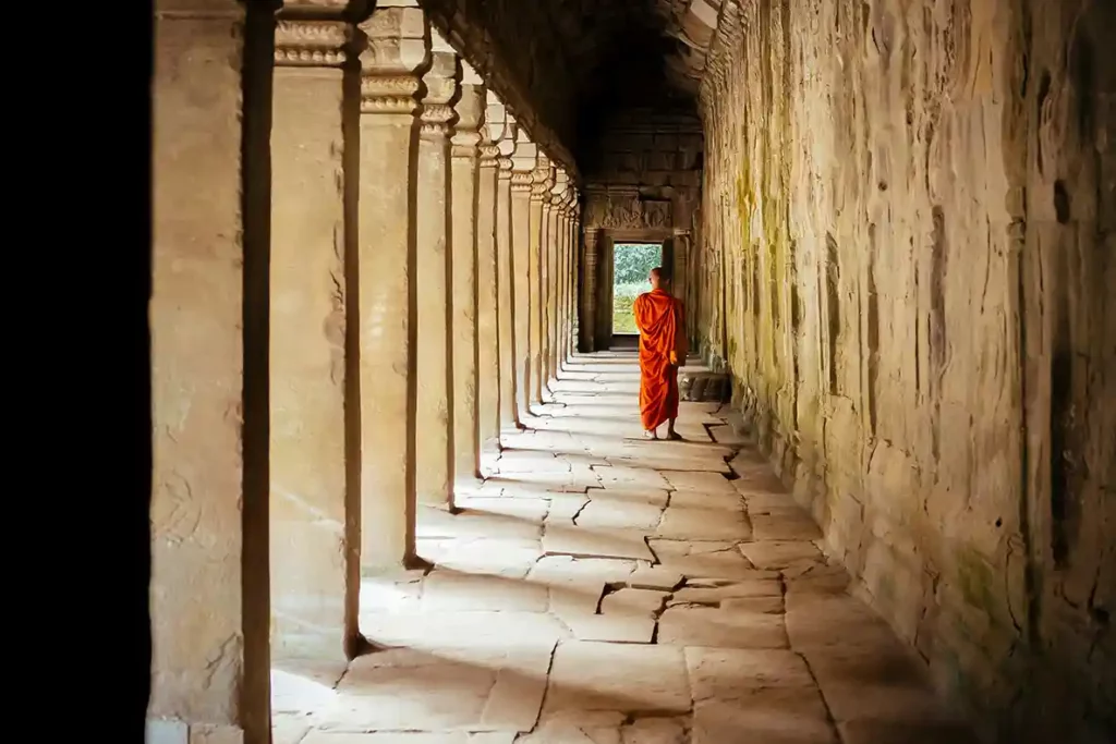 Moine marchant dans les ruines d'un temple d'Angkor
