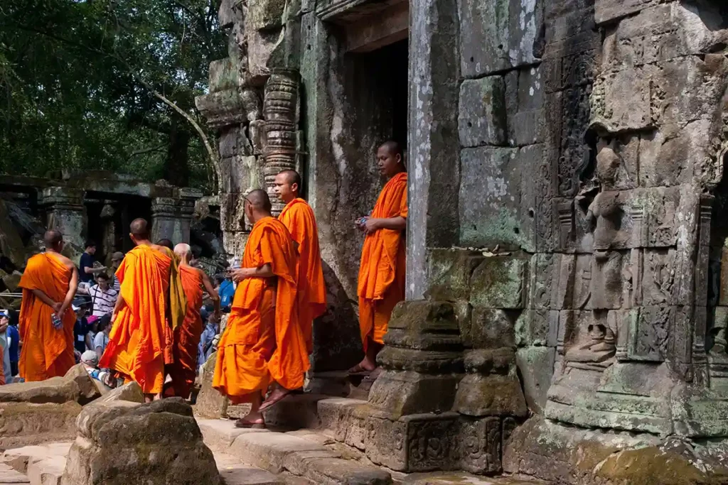 Moines sortant d'un temple Angkor