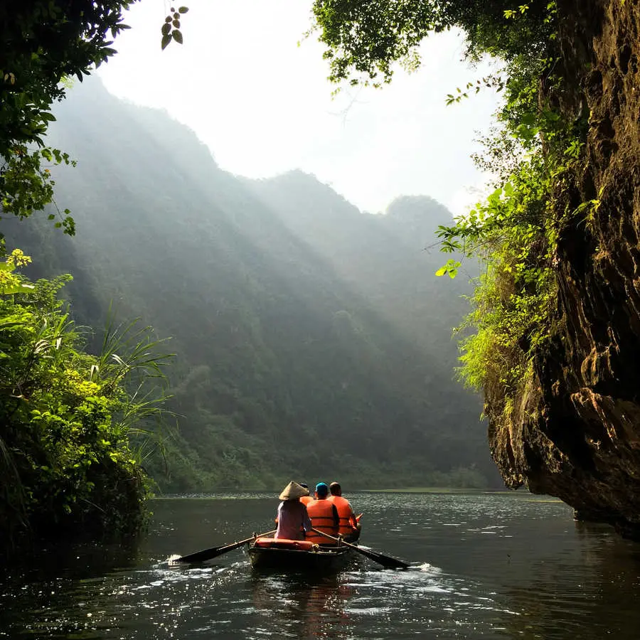 Balade en barque sur la rivière à Tam Coc, Vietnam
