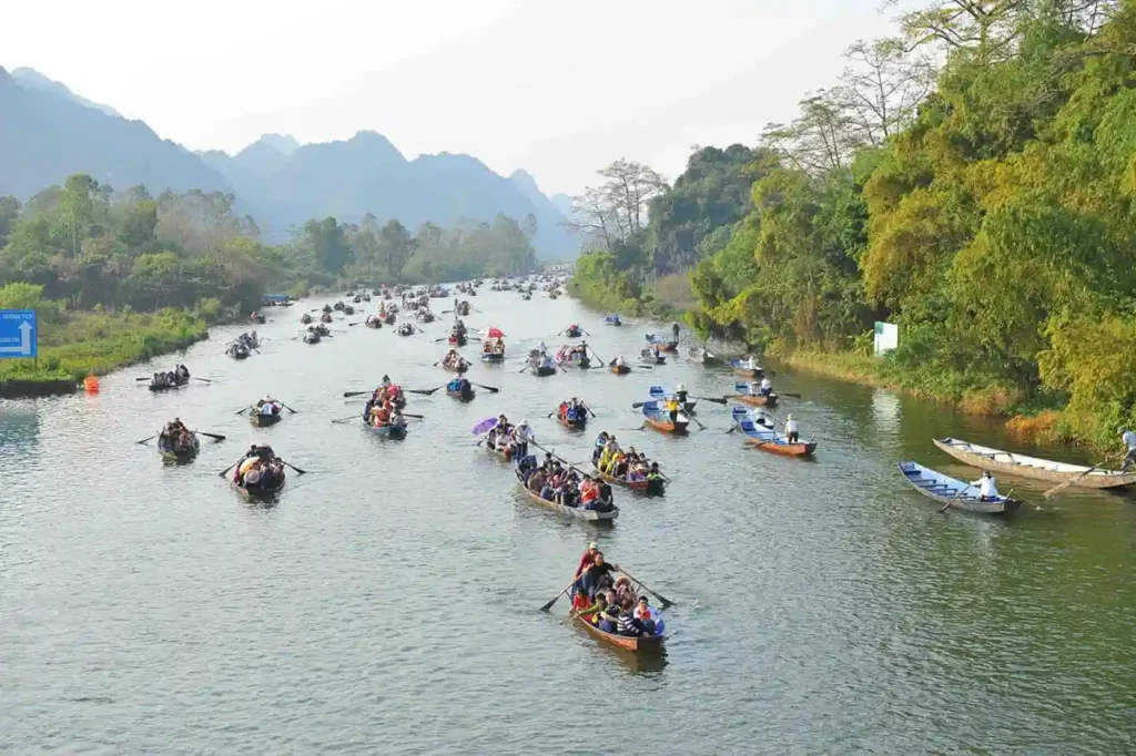Barque sur la rivière pour aller à la pagode des Parfums