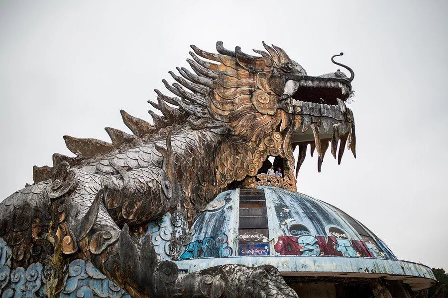 Tête de dragon au parc aquatique abandonné près de Hue