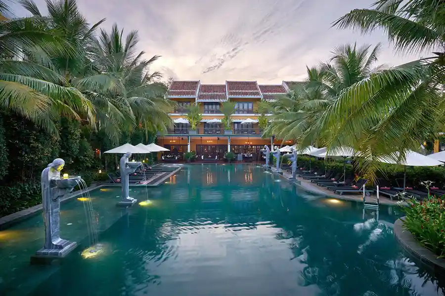Piscine de l'hôtel La Siesta à Hoi An
