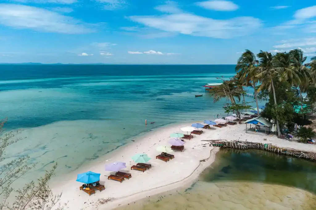 Parasols sur une plage paradisiaque de Phu Quoc