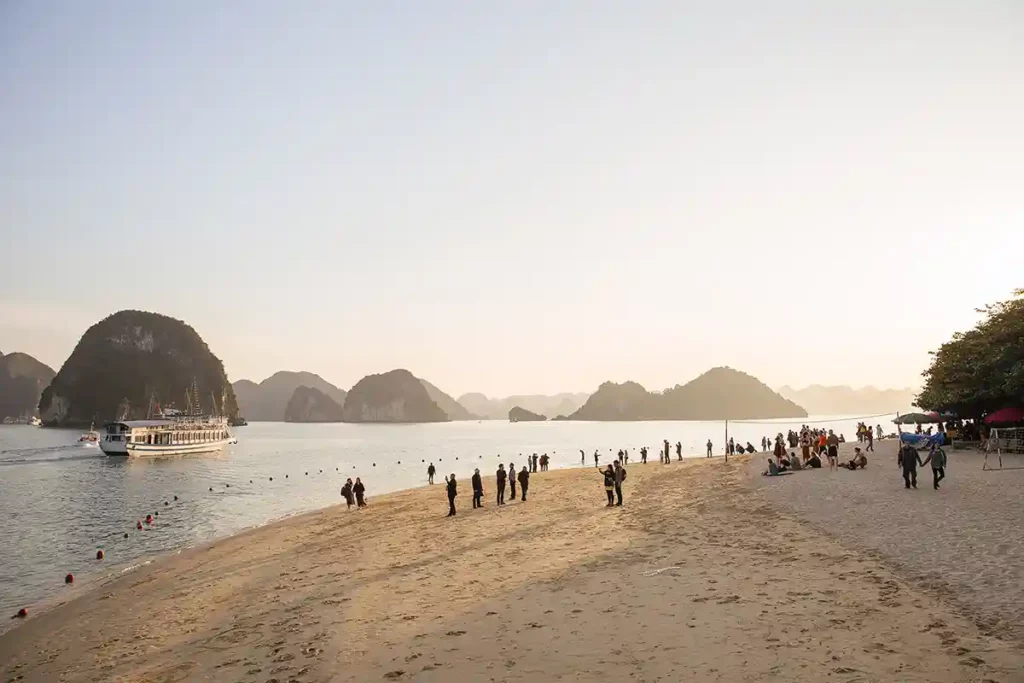 Plage sur l'île Ti Top baie d'Halong