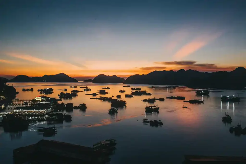 Port de Cat Ba au coucher de soleil