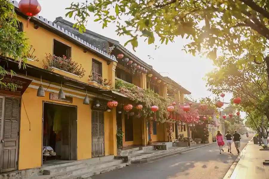 Rue de Hoi An au coucher de soleil