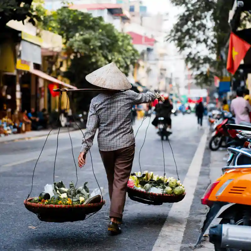 Vendeuse ambulante dans Hanoi