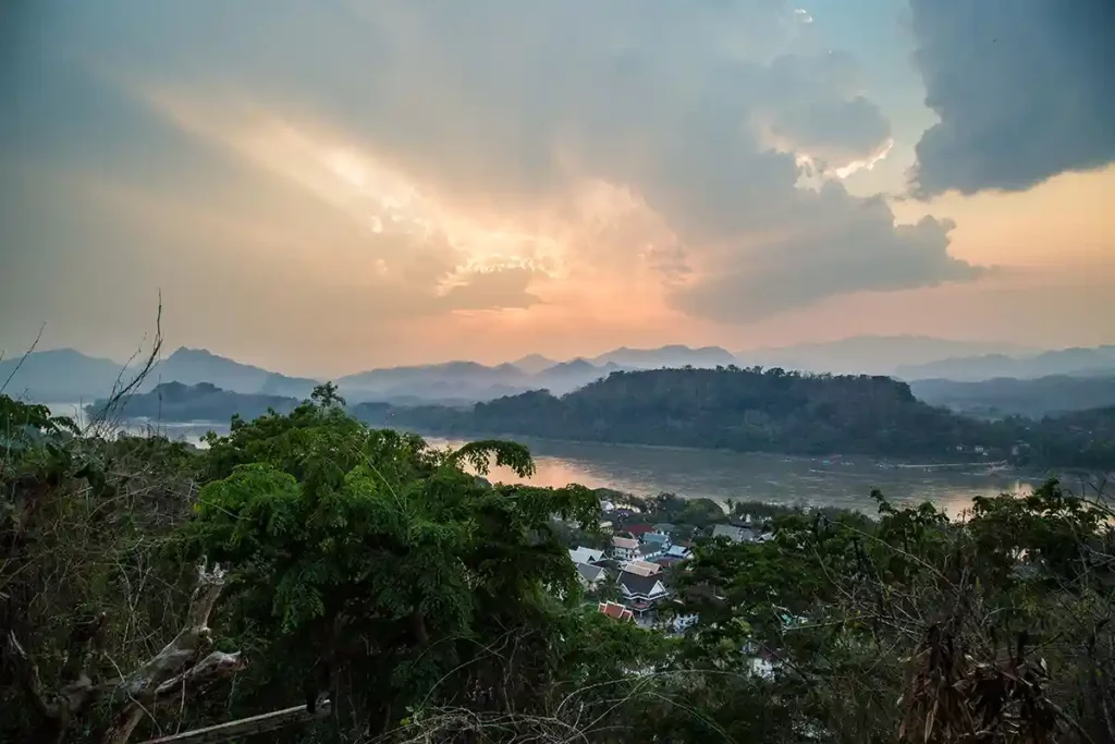 Vue aérienne de Luang Prabang au coucher de soleil